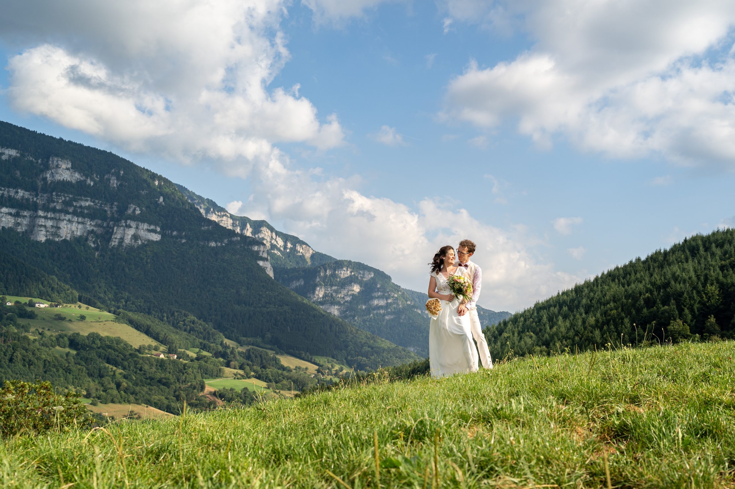 Couple de mariés dans la nature au milieu des montagnes photographe mariage Grenoble
